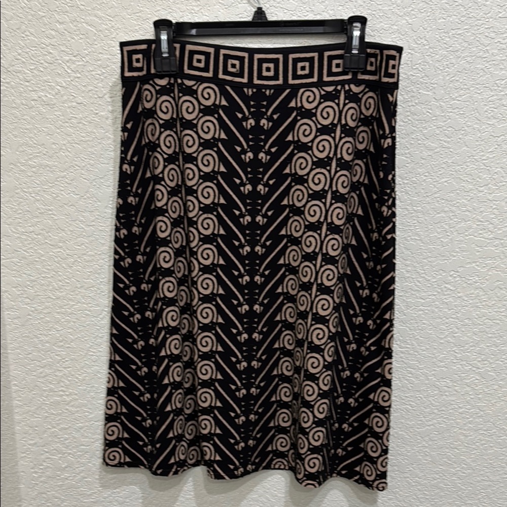 MAX STUDIO ~ Elegant Black and Tan Patterned Skirt